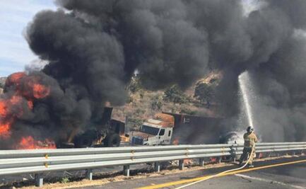 Choque múltiple en Michoacán deja dos muertos y cinco vehículos calcinados
