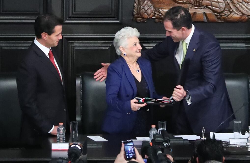 El presidente del Senado, Pablo Escudero Morales, entregó a la señora Clitia Cámara Murillo, madre de Gonzalo Rivas Cámara, "El Héroe de la Gasolinera de Chilpancingo", la medalla Belisario Domínguez 2016, atestigua el presidente Peña Nieto.