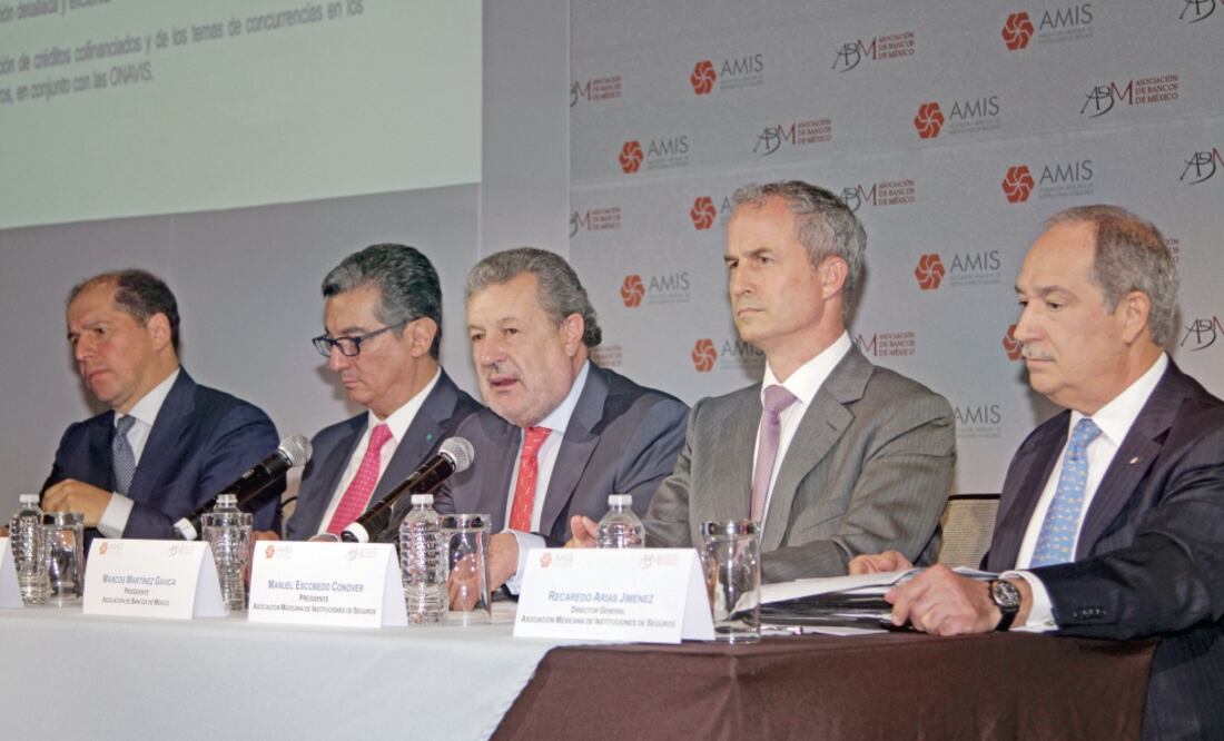 De izquierda a derecha Enrique Margain, Juan Carlos Jiménez y Marcos Martínez, de la ABM; Manuel Escobedo y Recaredo Arias, de la la AMIS, ayer en la conferencia. (CARLOS MEJÍA. EL UNIVERSAL)