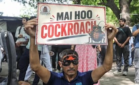 Jóvenes "Cucarachas" de India inician manifestación indefinida; piden renuncia del ministro de Educación