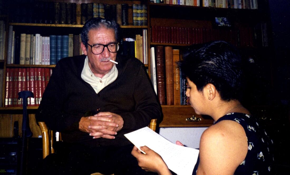El poeta Jaime Sabines y la boxeadora Laura Serrano. Foto: Archivo EL UNIVERSAL