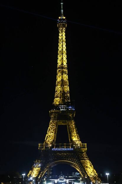 Torre Eiffel se ilumina en apoyo a mujeres iraníes; muestra el eslogan "Mujer, Vida, Libertad"