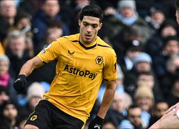 Un equipo fuera de Inglaterra está muy interesado en Raúl Jiménez