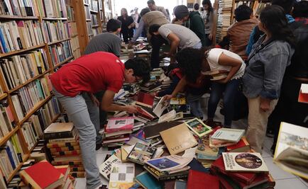 Librería dañada por sismo en la Roma ofrece descuentos