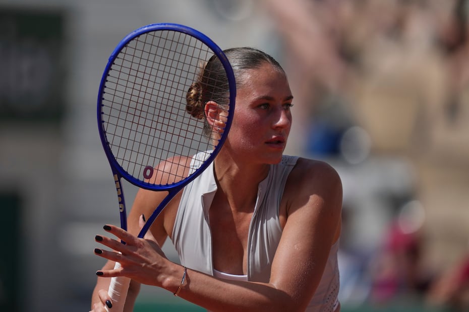 La ucraniana Marta Kostyuk celebra tras vencer a la española Oksana Selekhmeteva en la primera ronda del Abierto de Francia en Roland Garros - Foto: AP
