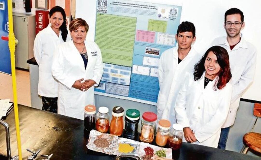 The awarded students with Raquel Gómez Pliego (second, left to right). Photo: Justo Suárez.