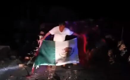 Video. Rescata bandera de México y la ondea frente a escombros en Oaxaca
