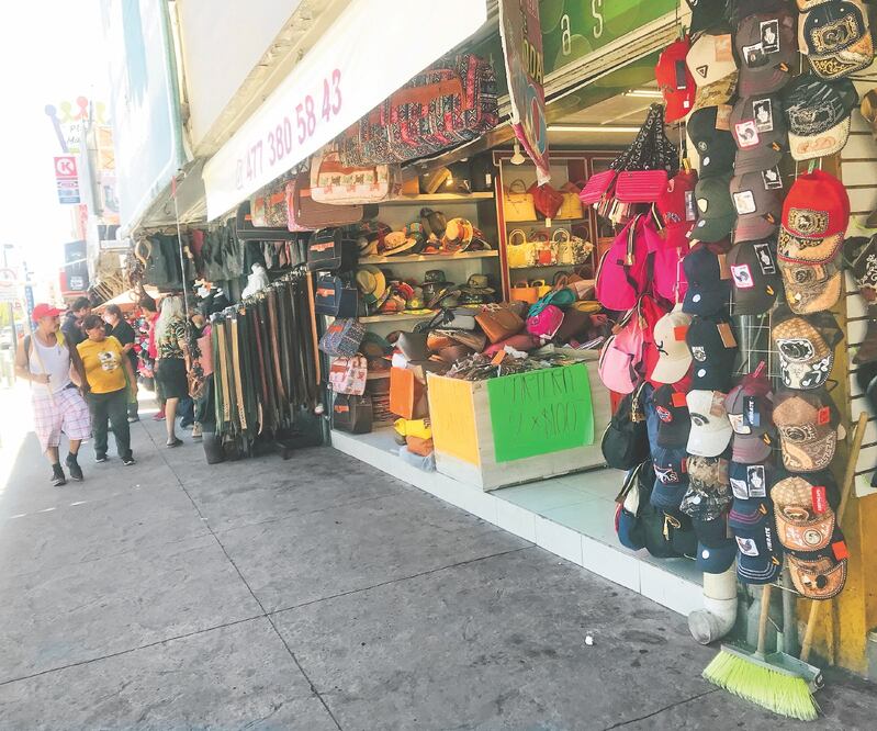 Este fin de semana negocios de actividades clasificadas como no esenciales, como venta de ropa, accesorios y zapatería, reabrieron sus puertas en León. Foto: XÓCHITL ÁLVAREZ. EL UNIVERSAL