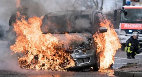 Captan en video explosión de auto eléctrico mientras cargaba en China