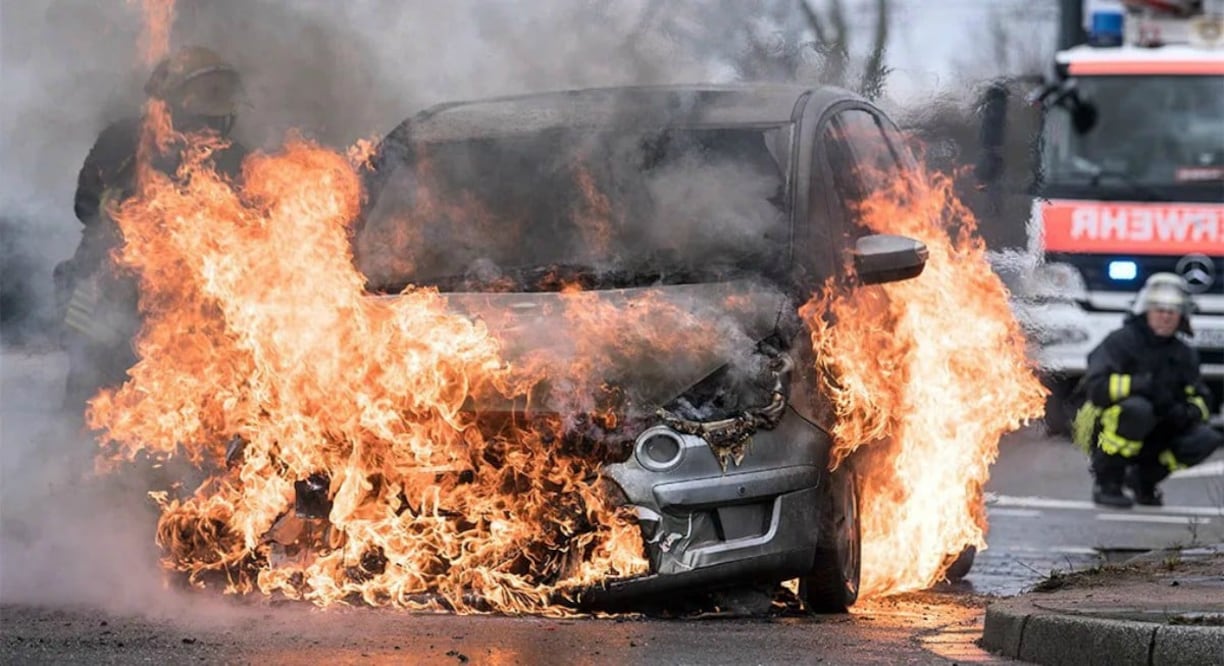 Captan en video explosión de auto eléctrico mientras cargaba en China