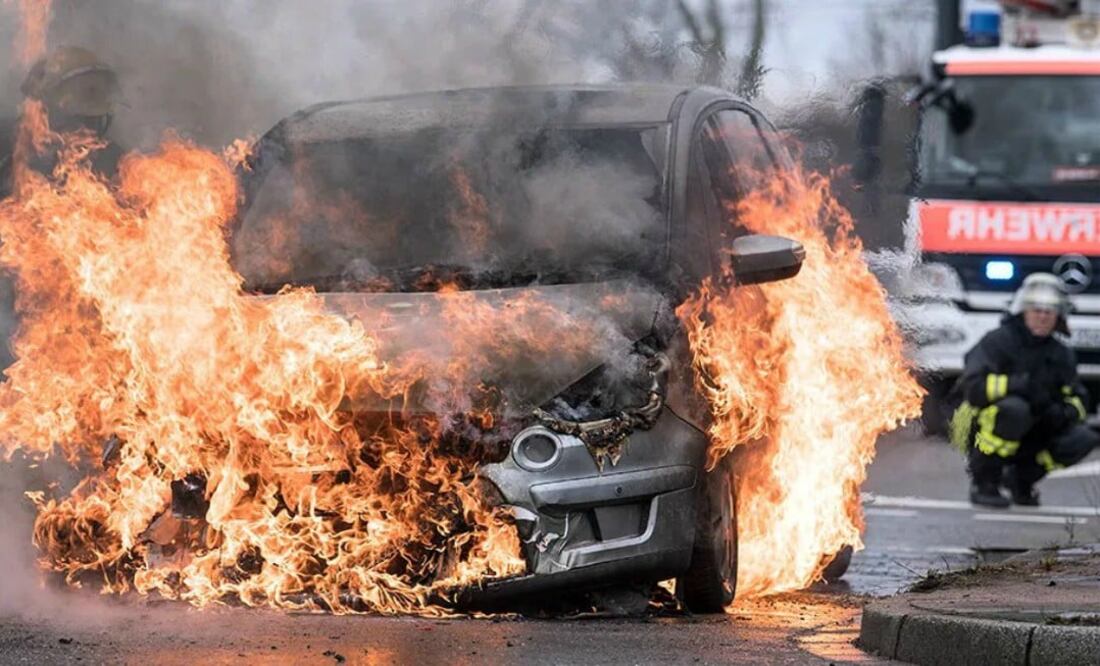 Captan en video explosión de auto eléctrico mientras cargaba en China