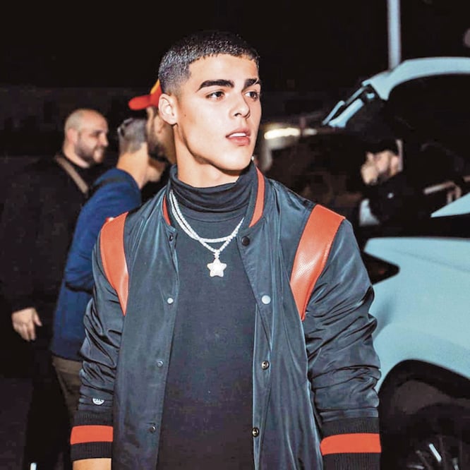 El artista fue descubierto a través de videos de freestyle en YouTube. Facebook