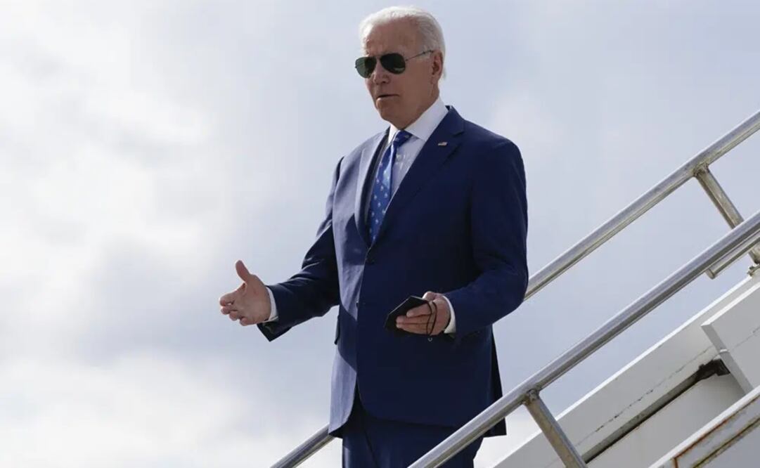 El presidente de Estados Unidos, Joe Biden, baja del avión Air Force One en el aeropuerto internacional de Cincinnati. Foto: AP