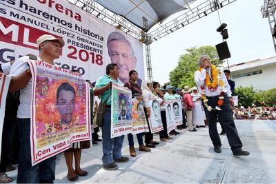 Padres de los 43 acompañan a AMLO en evento en Iguala