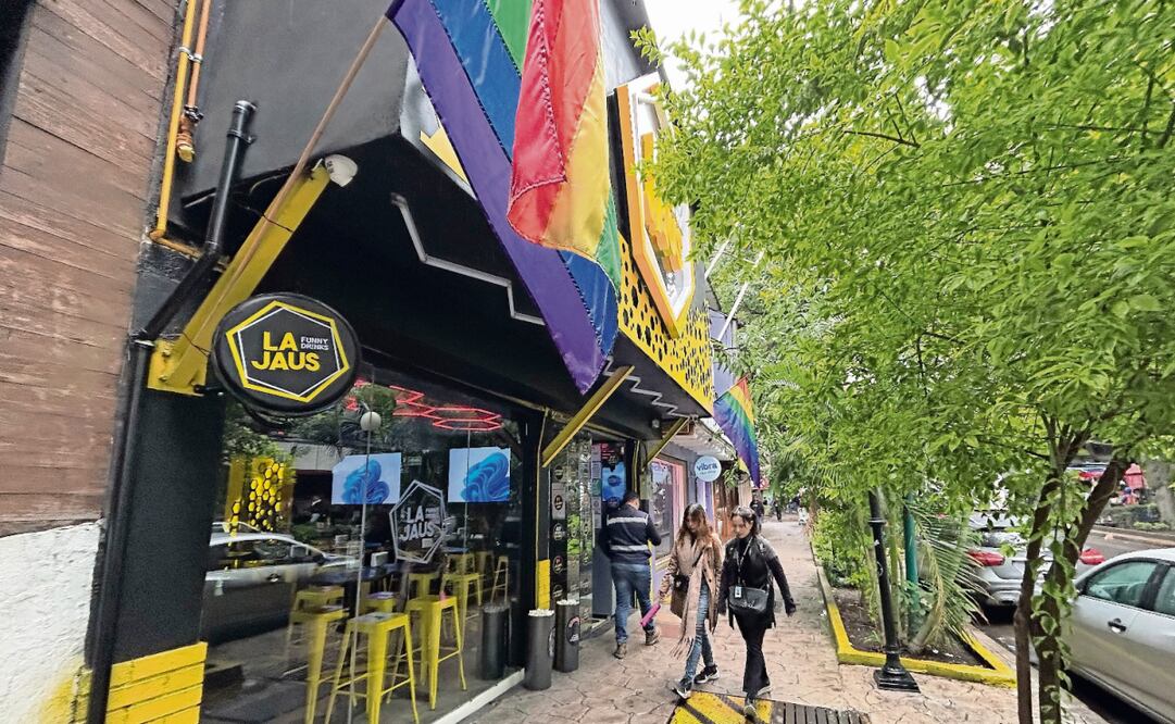 Trabajadores de comercios de la Zona Rosa reconocen que el día de la marcha es cuando más clientela tienen en el año. Foto: Berenice Fregoso / EL UNIVERSAL