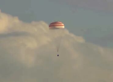 Regresan a la Tierra tres astronautas atrapados por más de un año en el espacio