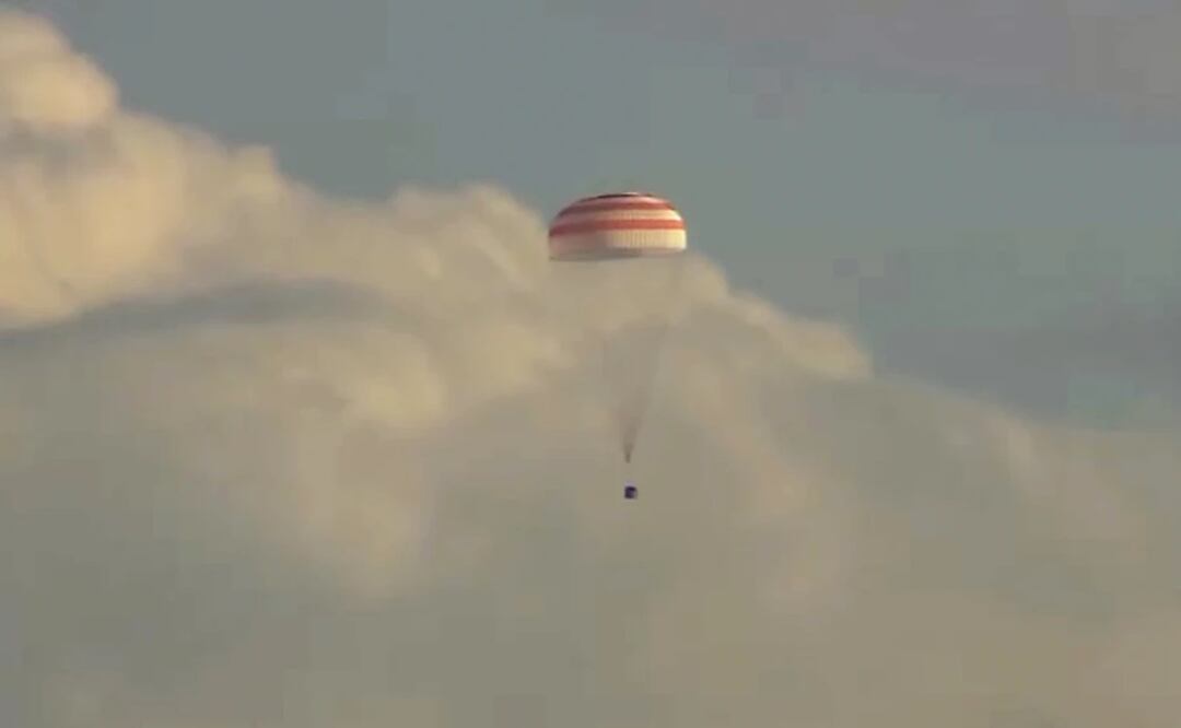 Una cápsula espacial rusa Soyuz MS-23 desciende unas 90 millas al sureste de la localidad kazaja de Zhezkazgan, Kazajistán. Foto: AP