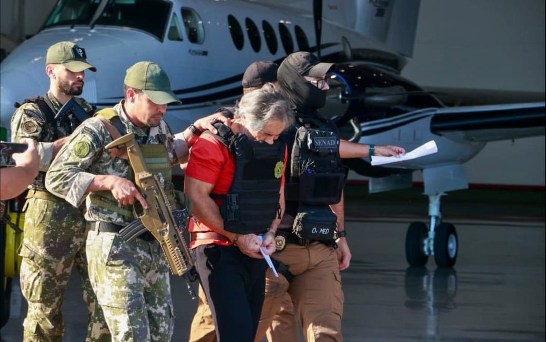 El presunto líder de la organización criminal “La Barredora”, Hernán Bermúdez Requena es trasladado a México, tras ser expulsado de Paraguay, el 17 de septiembre de 2025. Foto: Especial