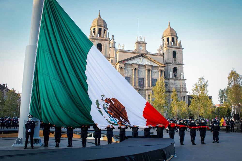 Foto: Especial/EL UNIVERSAL/ Luego de realizar la ceremonia cívica, los funcionarios estatales recorrieron la Plaza de los Mártires.