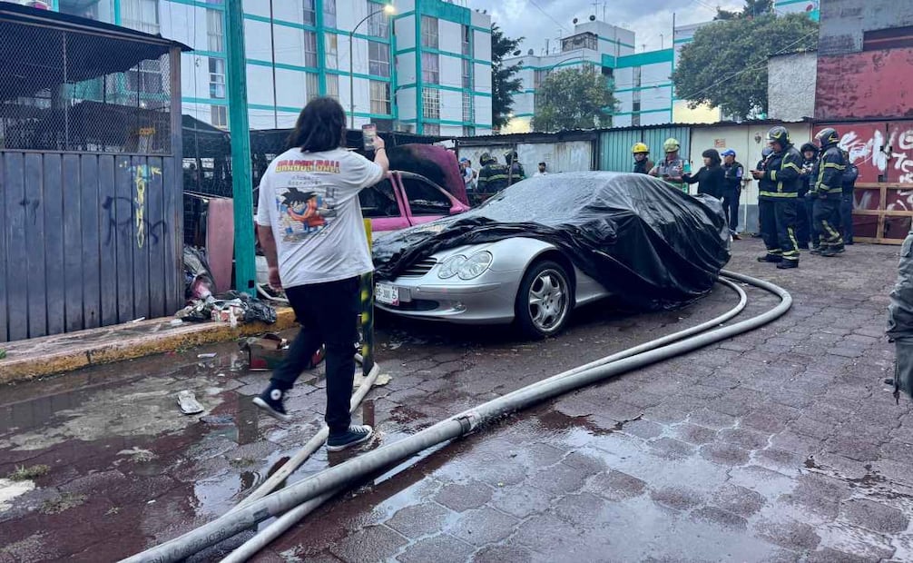 Incendio en la colonia Morelos deja dos heridos con quemaduras leves; hay tres vehículos dañados.
Foto: Valente Rosas / EL UNIVERSAL