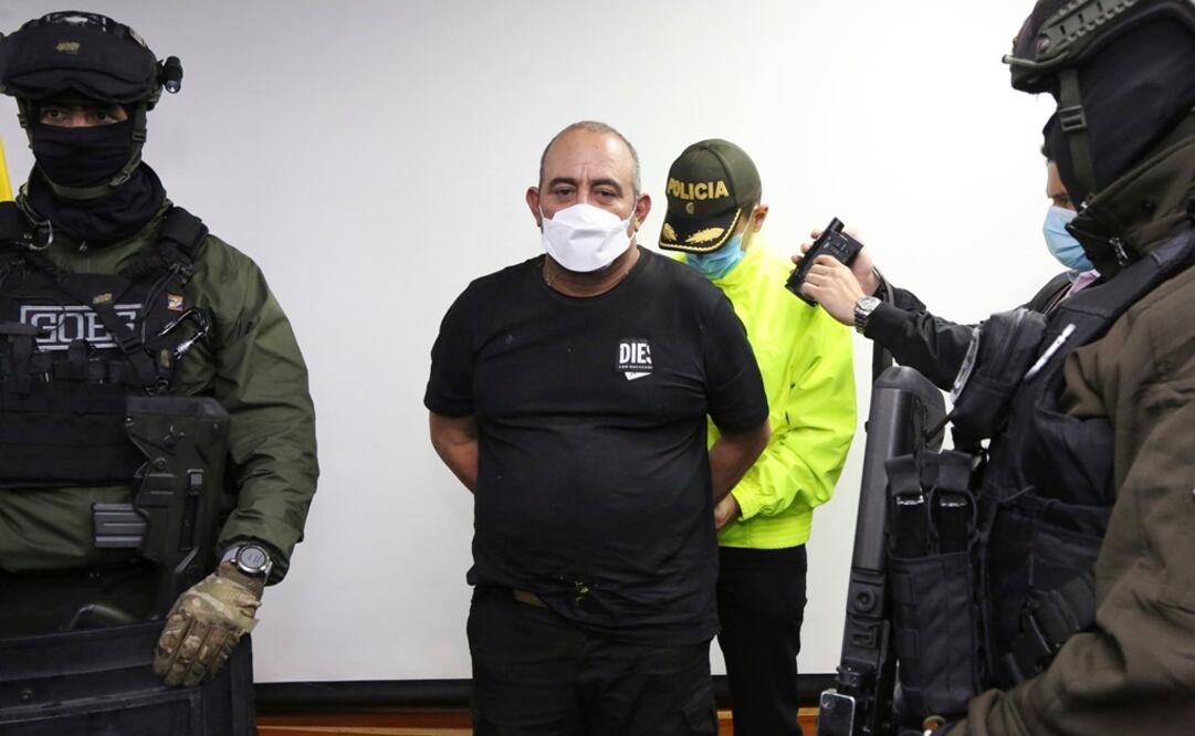 Dairo Antonio Usuga David, alias "Otoniel", es escoltado y esposado en Bogotá, Colombia. Foto: AP