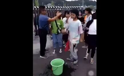 Con una toalla mojada, profesor desmaquilla a estudiantes en escuela de China