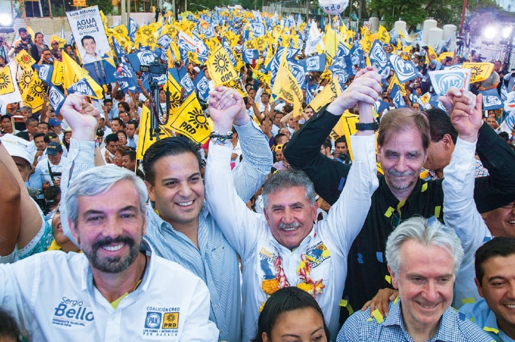 El abanderado de la CREO, José Antonio Estefan, estuvo acompañado del presidente nacional del PRD, Agustín Basave, y por Santiago Creel, entre otros (GERMÁN ESPINOSA. EL UNIVERSAL)