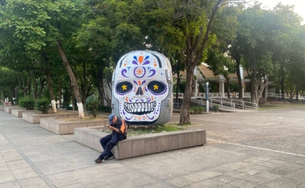 Indigna en Culiacán cara de calavera sobre cabeza olmeca por el Día de Muertos