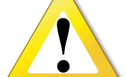 Qué significa el triángulo amarillo en el tablero de tu auto