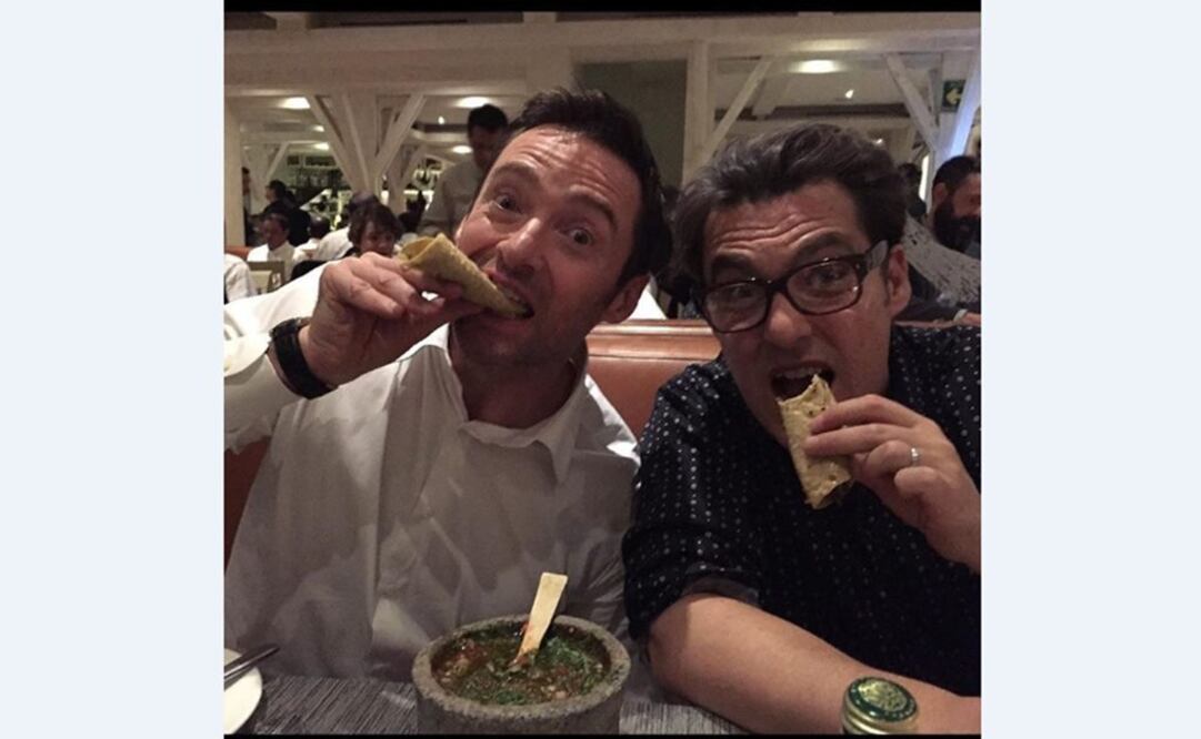 Jackman y el director Joe Wright posaron juntos en una instantánea en la que se les observa degustando de unos tacos junto a un molcajete con salsa verde. FOTO: Especial