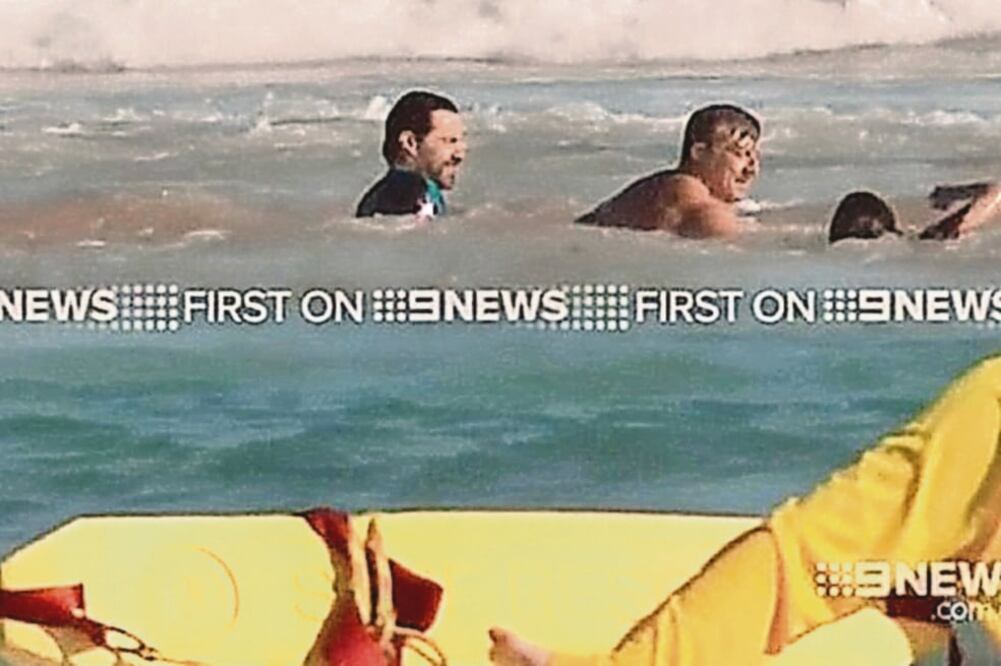 Al salir del mar, el actor estaba tan sofocado que no pudo responder a las preguntas de un reportero que lo captó (TOMADA DE FIRST ON 9NEWS)
