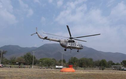 Helicóptero de la Marina combate incendio forestal en el "Cañón del Novillo", en Tamaulipas