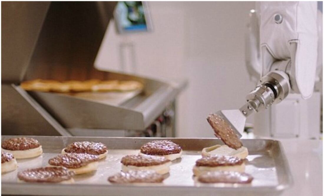 Flippy fue desarrollado por Miso Robotics y utiliza inteligencia artificial para cocinar hamburguesas en una parrilla