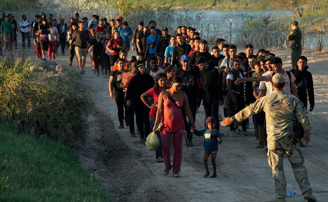 Los migrantes que cruzaron el río Bravo y entraron a EU desde México hacen fila para ser procesados por la Oficina de Aduanas y Protección Fronteriza, en Eagle Pass. Foto: AP