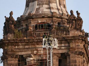 Rescatan a hombre que subió a campanario de Catedral; pedía que lo escucharan