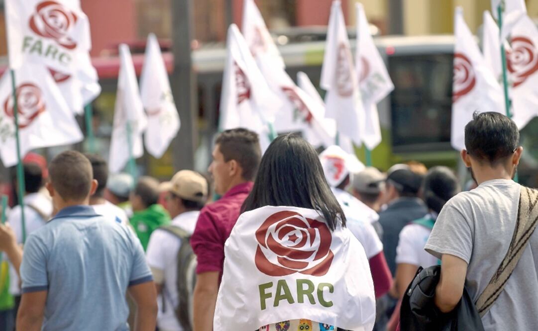 Integrantes de las FARC marcharon ayer en las calles de Bogotá tras el lanzamiento de su partido político. (RAÚL ARBOLEDA. AFP)