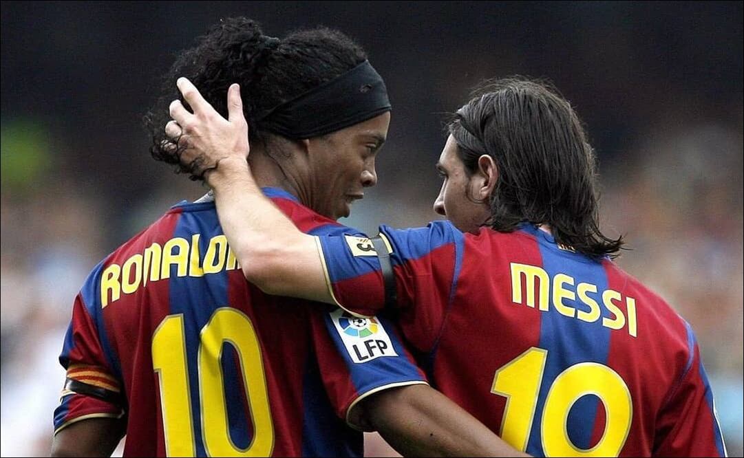 Ronaldinho y Lionel Messi coincidieron durante poco más de tres años en el Barcelona / FOTO: @10Ronaldinho