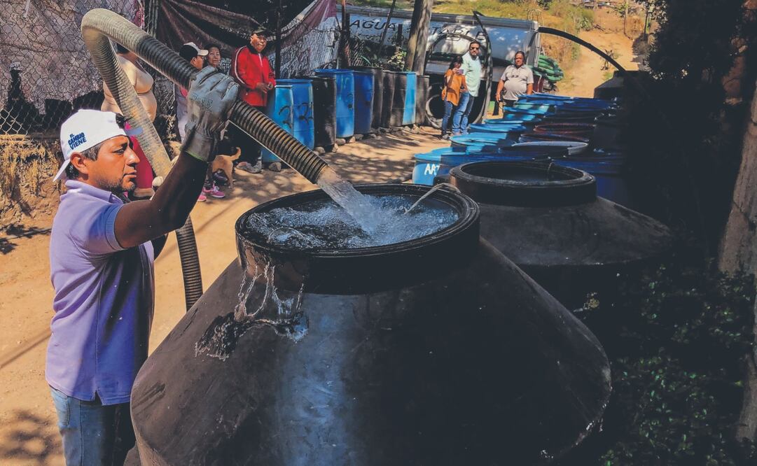 Cada semana un pipero llena más de una decena de tambos con capacidad para 200 litros de agua; las familias se mantienen atentas del proceso. Foto: de Diego Simón