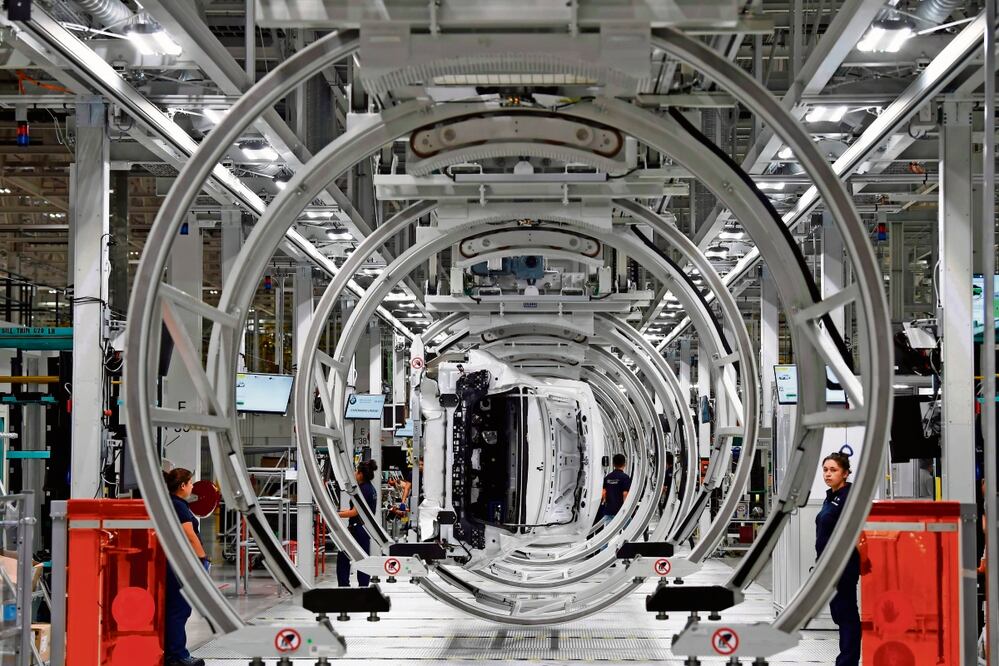 Aunque persiste la escasez de componentes para fabricar autos, las automotrices indican que el problema se ha corregido. Foto: Archivo AFP