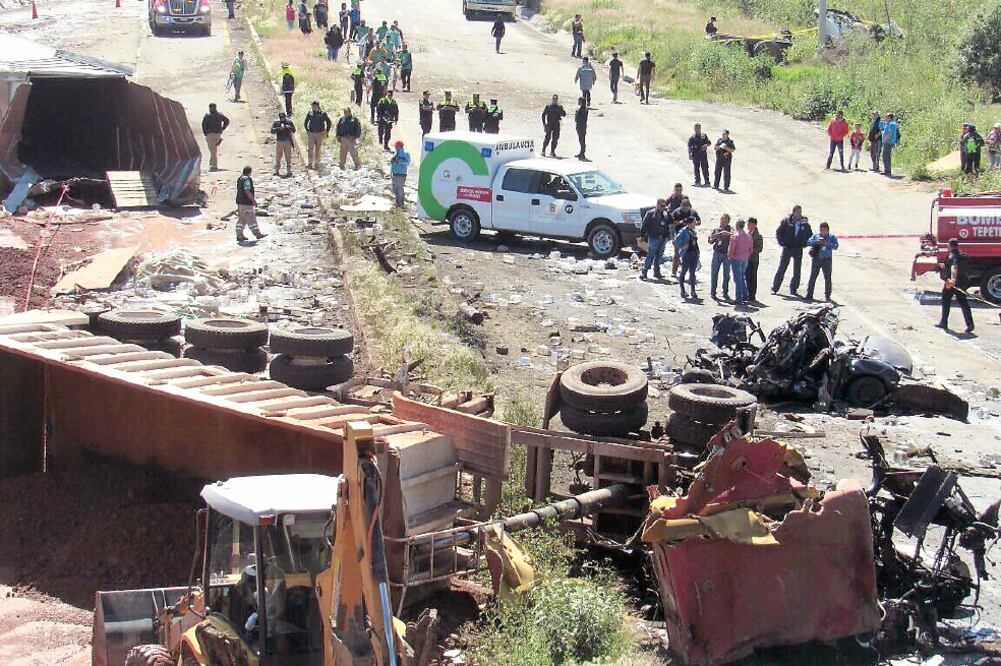 La carretera fue cerrada a la circulación mientras los cuerpos de emergencia retiraban los vehículos que participaron en el accidente, luego fue reabierta . (EMILIO. FERNANDEZ@ ELUNIVERSAL)