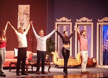 Humberto Zurita derrocha sensualidad y diversión en el estreno de "Papito querido"