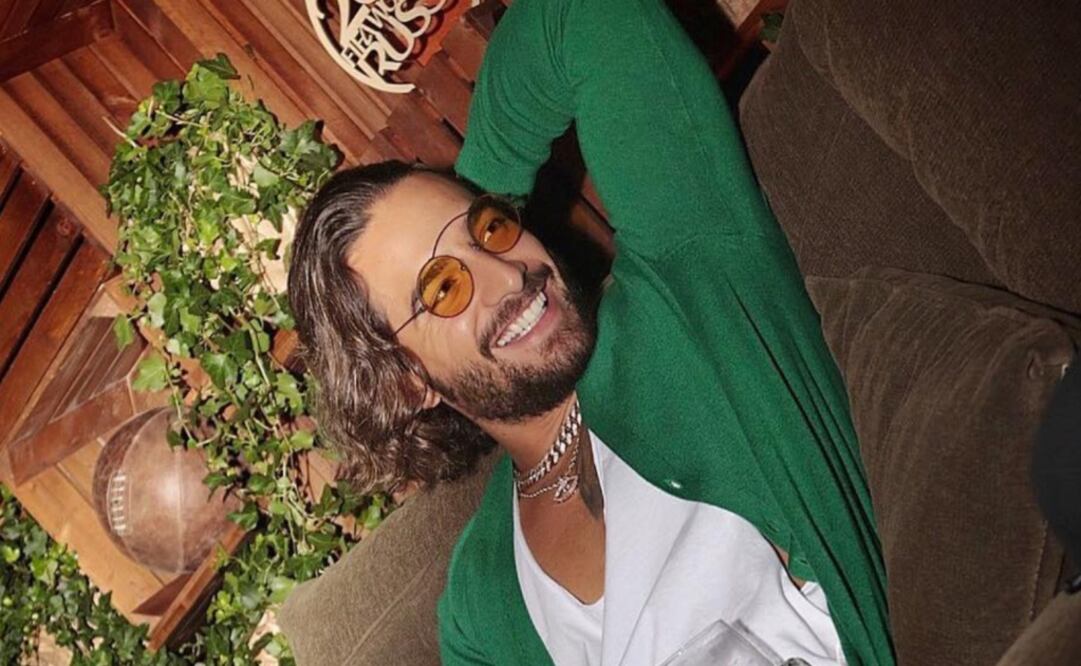 El look de maluma fue criticado por fanáticos quienes declararon que el look parecía uniforme de secundaria. Foto: Instagram