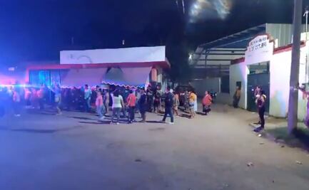 Padres de familia y maestros se agarran a golpes en primaria de Lázaro Cárdenas, Michoacán