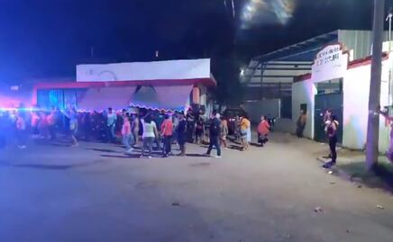 Padres de familia y maestros se agarran a golpes en primaria de Lázaro Cárdenas, Michoacán