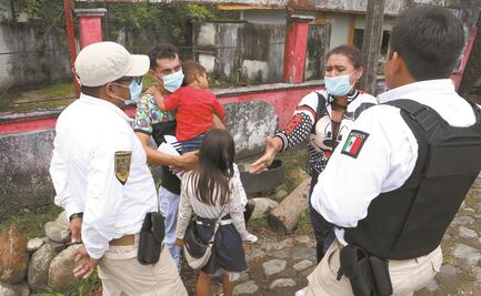 A paso lento y entre operativos hormiga, avanza caravana migrante