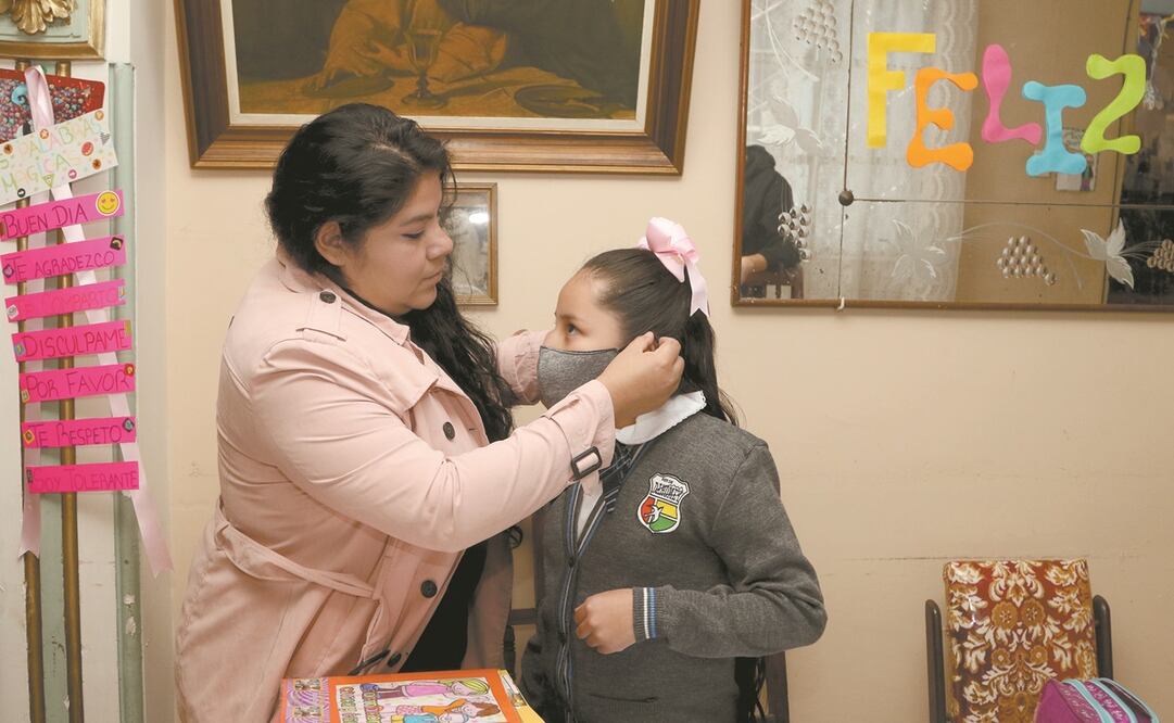 La señora Iris y su hija Suri alistan los últimos detalles al uniforme y revisan que todos los útiles escolares estén completos para este lunes. Foto: Jorge Mejía. EL Universal