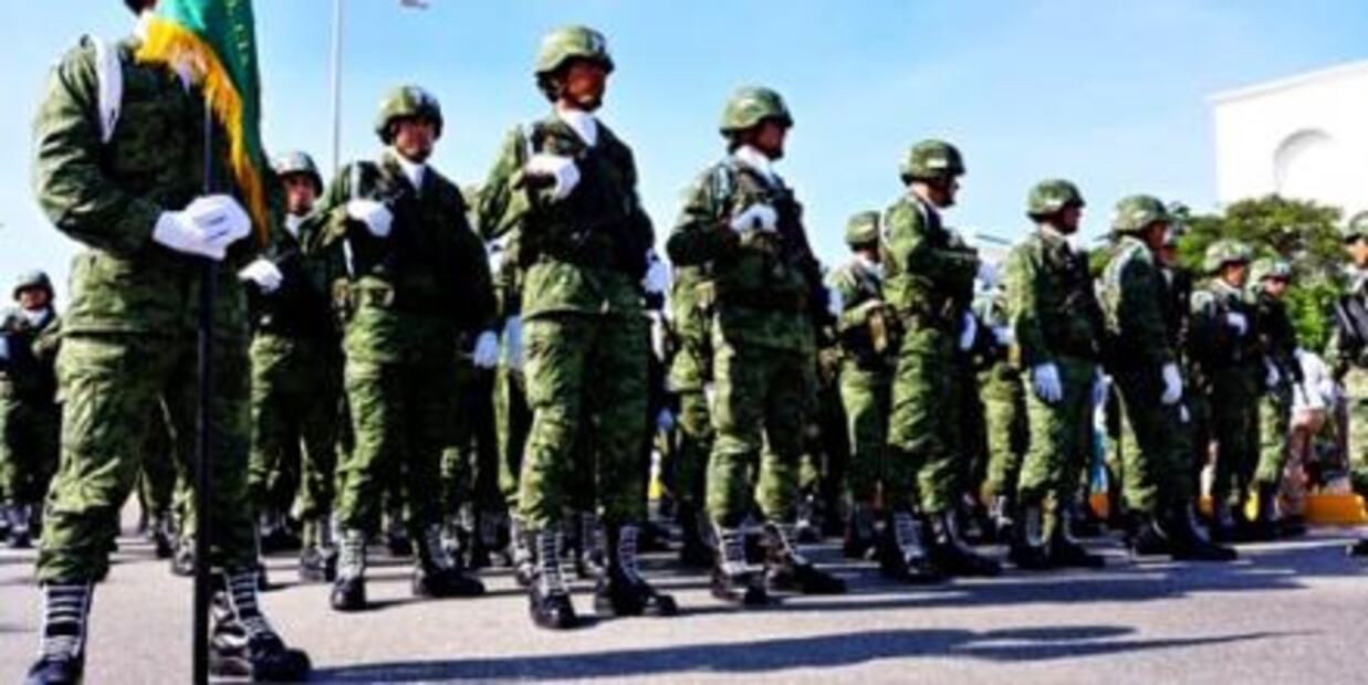 Desfilan mas de 3 mil efectivos antes de inauguración de Base Militar en Cancún