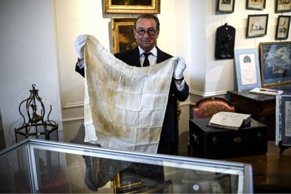 Subastan cabellos y restos de sangre de Napoleón; estos son sus precios