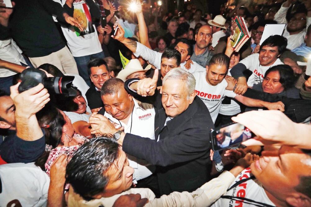 Andrés Manuel López Obrador arrancó su gira por EU en Los Ángeles, California, en donde radica la mayor población de paisanos; dijo que si el gobierno mexicano no denuncia a Trump ante la ONU, él lo hará (FOTOS: YADÍN XOLALPA. EL UNIVERSAL)