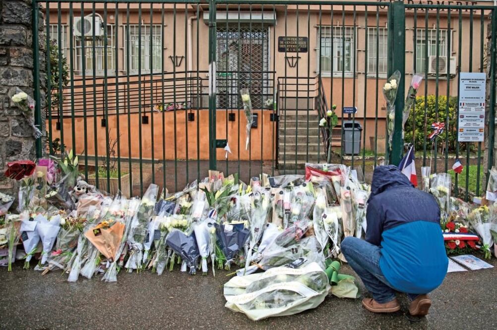 En el cuartel de policía de Carcasona la gente dejó flores en memoria del tenie nte coronel Arnaud Beltrame y las otras tres víctimas del ataque del viernes. (EMILIO MORENATTI. AP)